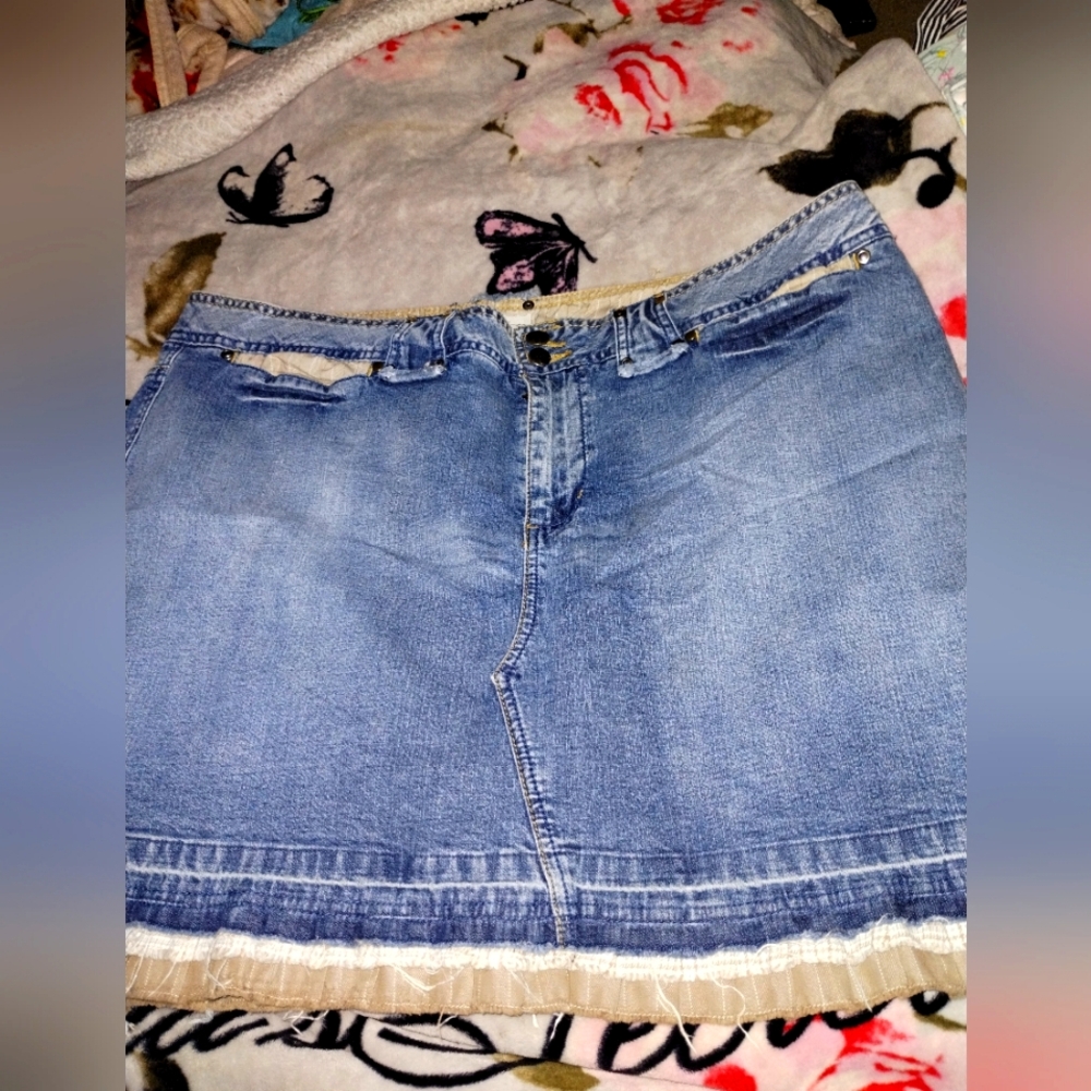 Venezia jean skirt with cute tan and white lace bottom size 2XL